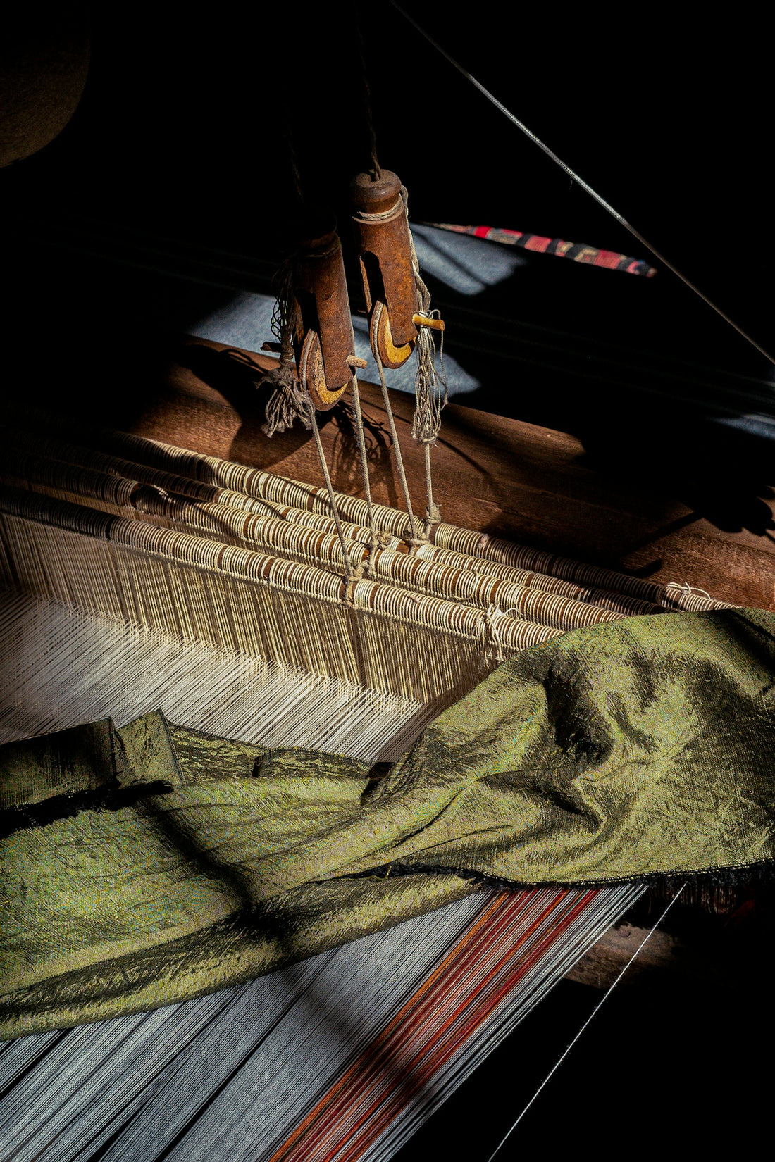 a close up of an old weaving machine